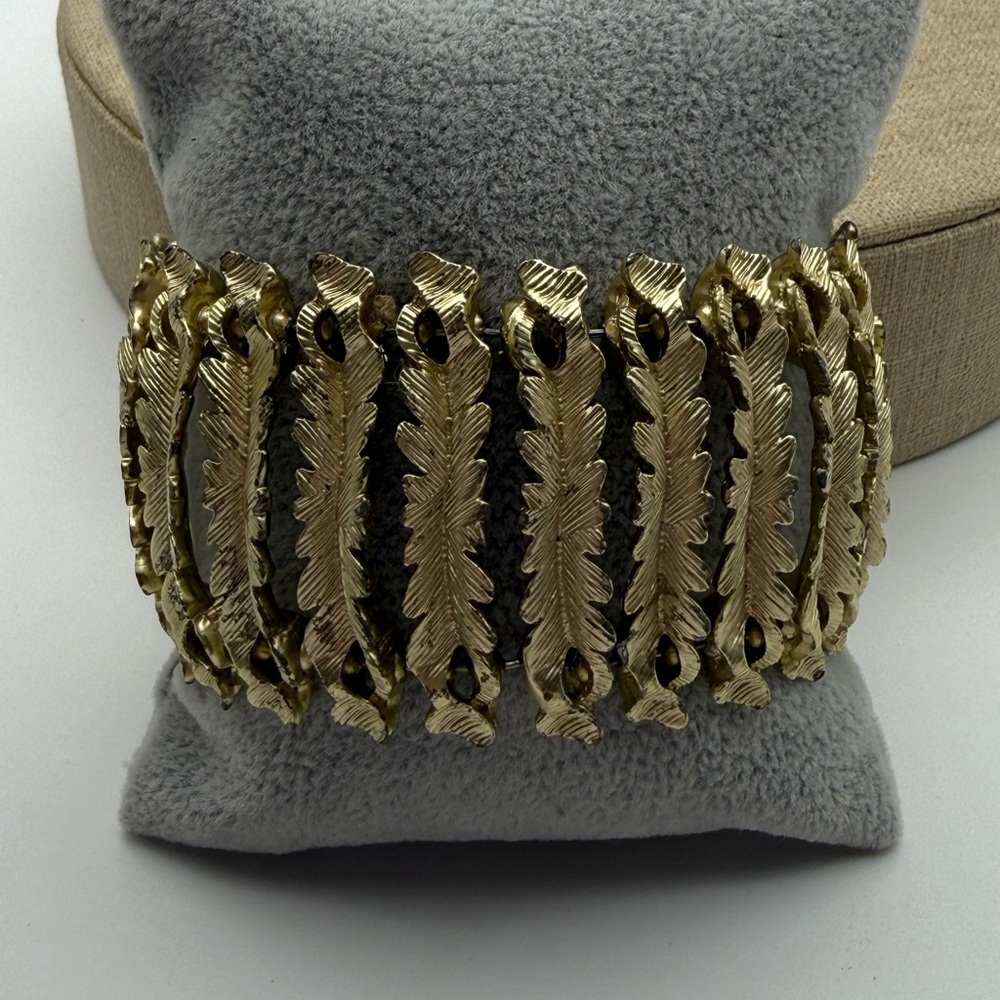 Elegant vintage BSK Gold tone chain link Leaf Bracelet